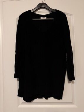 Old Navy Women’s size XXL tall Black V-Neck Sweater Top. Gently used.